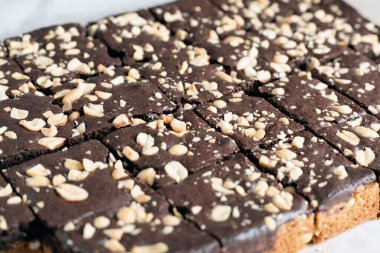 Fındıklı taze çikolatalı kek, tatlı tatlı sunumu, makro gıda dokusu, sanatsal fırın konsepti.