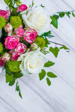 Beyaz ve pembe güller ve beyaz ahşap tahtada kasımpatılar olan tahta kutu. Evin dekorasyonu. Çiçek kutuları. Düğün süslemesi