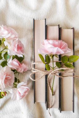 Güller ve eski kitaplar. Retro fotoğraf. Vintage fotoğraf