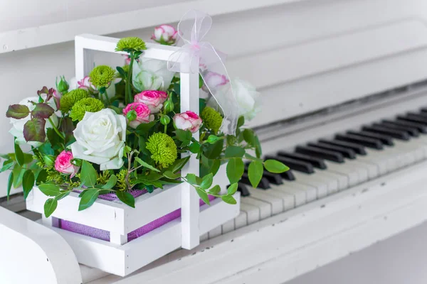 Caixa Madeira Branca Com Buquê Rosas Brancas Rosa Crisântemos Piano — Fotografia de Stock