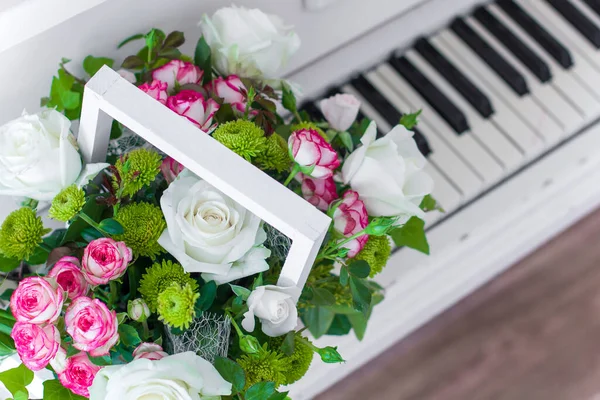 Λευκό Ξύλινο Κουτί Μπουκέτο Λευκά Και Ροζ Τριαντάφυλλα Και Χρυσάνθεμα — Φωτογραφία Αρχείου
