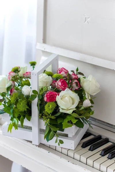 Caixa Madeira Branca Com Buquê Rosas Brancas Rosa Crisântemos Piano — Fotografia de Stock