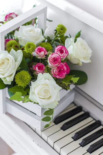 Caja Madera Blanca Con Ramo Rosas Blancas Rosas Rosadas Crisantemos — Foto de Stock