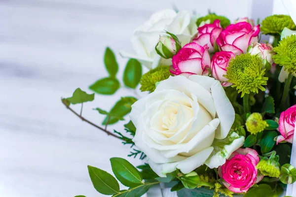 Dřevěná Krabice Bílými Růžovými Růžemi Chryzantémama Bílém Dřevěném Prkně Dekorace — Stock fotografie