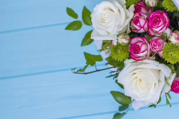 흰색과 분홍빛 장미가 상자와 청록색 나무판에 국화를 결혼식 — 스톡 사진