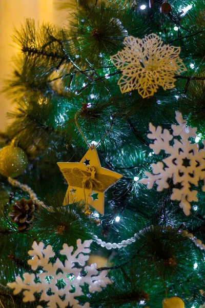 Vánoční Stromeček Hračky Visí Vánočním Stromečku Hvězda Jelenem Sněhové Vločky — Stock fotografie