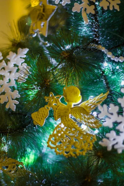 Vánoční Stromeček Hračky Visí Vánočním Stromečku Anděl Zvonkem Hvězda Jelenem — Stock fotografie