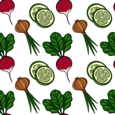 Taze turplar, dilimlenmiş salatalıklar ve beyaz arka planda yeşil soğanlar.