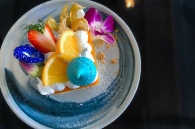 Portakallı kek, tabakta portakal sosu hazır.