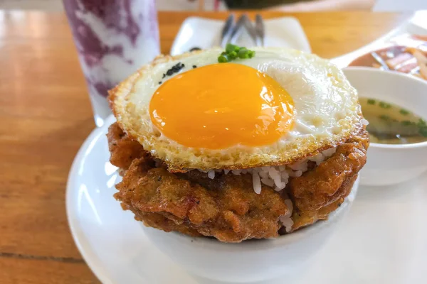 キムチチャーハンに目玉焼きと豚肉 朝鮮料理 — ストック写真