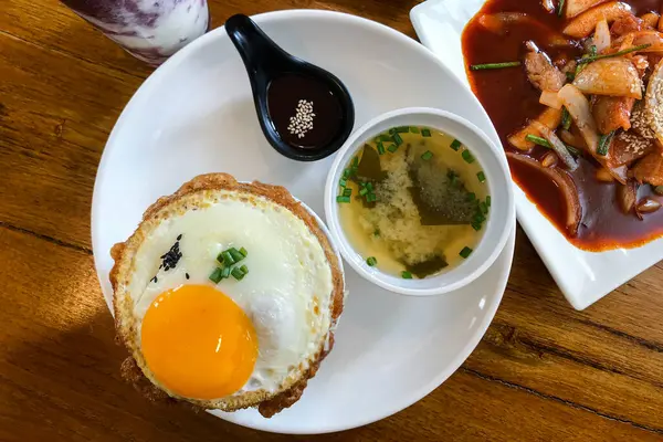 キムチチャーハンに目玉焼きと豚肉 朝鮮料理 — ストック写真