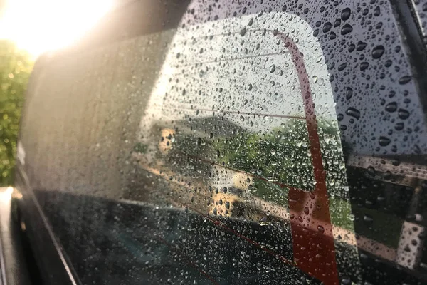 Gouttelettes Eau Sur Verre Voiture Avec Une Lumière Douce — Photo