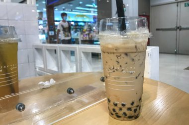 İnci sütlü çay ferahlatıcı içecek için hazır.