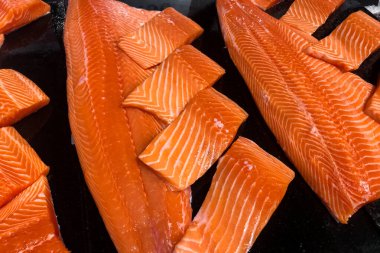 Çiğ somon filetosunu kapat.