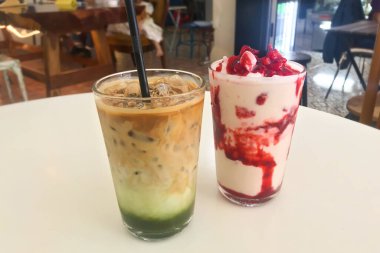 Yeşil Çay ve Çilekli Meyve Smoothie Tatlısı