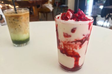 Yeşil Çay ve Çilekli Meyve Smoothie Tatlısı