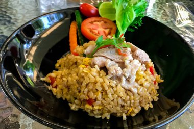 Kızarmış domuz pirinci ve taze sebze.