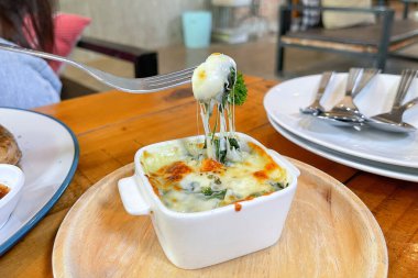 Pak Khom Ob Cheese. Peynirli fırınlanmış ıspanak.