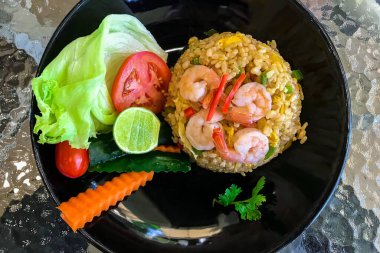 Kızarmış domuz pirinci ve taze sebze.