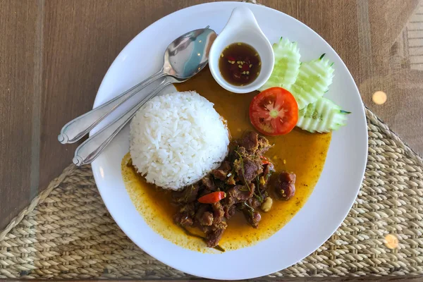 Mexer Manjericão Frito Com Carne Pronta Para Comer — Fotografia de Stock