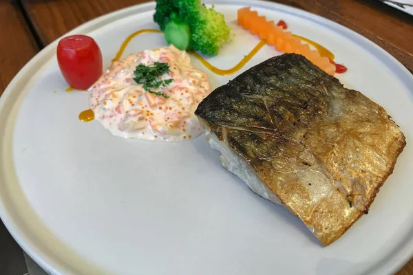 Bife Salmão Grelhado Com Enfeite Vegetal — Fotografia de Stock