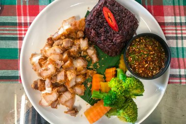 Kıtır kıtır domuz eti mi yoksa kızarmış domuz eti mi?