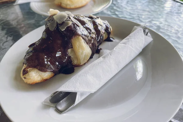 チョコレートと大陸の新鮮なクロワッサンを朝食 — ストック写真