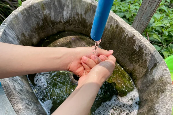 Kobieta Myje Ręce Wodą Świeżym Powietrzu Przy Publicznym Kranie — Zdjęcie stockowe