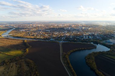 Eski Kolomna şehri ve Moskva Nehri 'nin en üst manzarası. Hava fotoğrafçılığı.