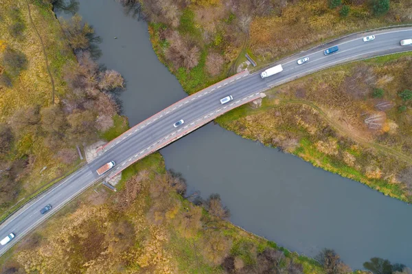 Машины Едут Через Мост Через Реку Аэрофотосъемка — стоковое фото