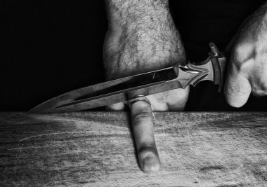 Bir adam alyansla parmağını kesiyor. Aile ilişkileri ve boşanma.