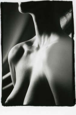 Yakın plan, genç, elastik, çıplak, güzel kadın göğüsleri. Dikkat! Resim, analog fotoğrafçılığın metanet ve diğer eserlerini içerir.!