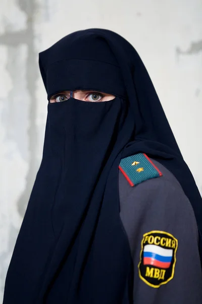 Girl Niqab Uniform Russian Policeman People — Stock Photo, Image