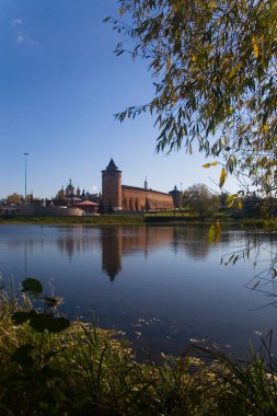 Kolomna Kremlin 'in Marina Kulesi suya yansıyor. Sonbahar günü
