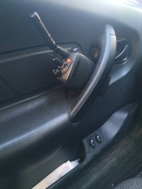 Arabada eski polis telsizi var. Rusya.