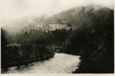 Gürcistan manzarası: Dağ nehri ve üzerinde sis. Dikkat! Görüntü, analog fotoğrafçılıktan kalan tahıl ve diğer eserler içeriyor..