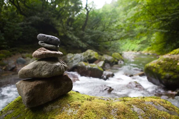 Bir Dağ Nehrinin Arka Planında Taşlardan Oluşan Küçük Bir Cairn — Stok fotoğraf