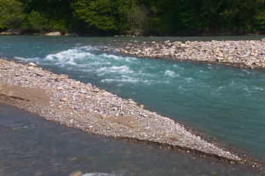 Hızlı akan güzel bir dağ nehri. Krasnodar Bölgesi 'nin doğası, Psezuapse Nehri..