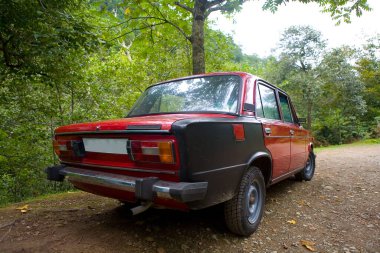 Arka kanadı değiştirilmiş eski bir Sovyet arabası. Arka plan.