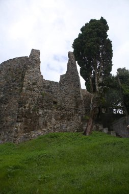 Eski Petra kalesinin bölgesindeki bir binanın bir parçası. Georgia.