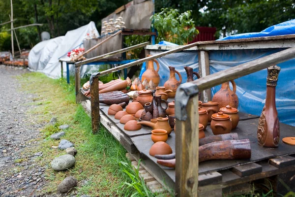 道路脇には様々な粘土調理器具が販売されている ジョージア — ストック写真