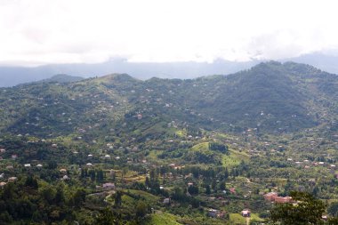 Dağların en yüksek manzarası ve üzerinde evler bulunan yerleşim yerleri. Gürcistan manzarası.