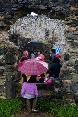 Kobuleti, Gürcistan, 11 Eylül 2018: Antik Petra kalesinin kalıntılarında dini bir tören gerçekleşti.
