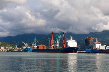 Batumi, Gürcistan, 11 Eylül 2018: Gemiler rıhtımda, arka plandaki dağlara karşı duruyorlar.