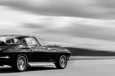 Eski araba yolda hareket