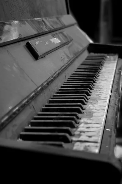 Piano is oud en stoffige — Stockfoto