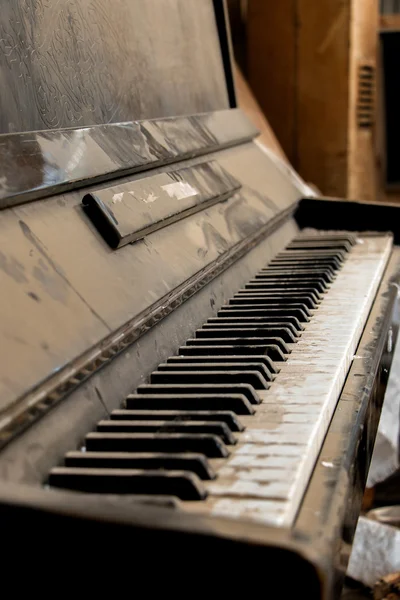 De oude piano in het stof — Stockfoto