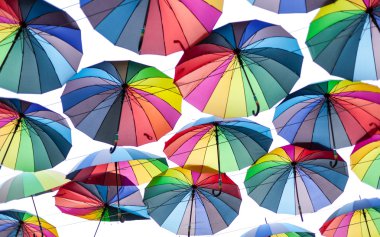 Renkli şemsiyeler Ukrayna Odessa şehirde görülür. 