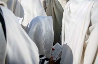 Bir Yahudi adam Mahzor okuma