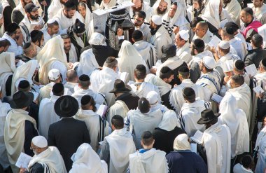  Rosh Hashanah kutlamaları sırasında dua insanlar